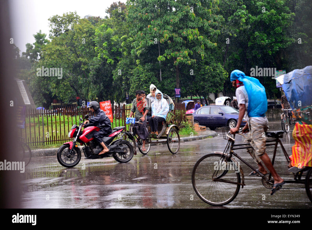 Dacca in Bangladesh. 01 Ago, 2015. In rickshaw bengalese pedale driver i loro veicoli attraverso pioggia pesante a Dhaka, nel Bangladesh. Il Agosto 01, 2015 Dopo forti piogge monsoniche causato allagato la maggior parte di area nella capitale Dhaka in Bangladesh. Le strade sono state parzialmente sommerso rendendo viaggi pericolosi. Un certo numero di risciò ciclo rovesciato nell'acqua. Credito: Mamunur Rashid/Alamy Live News Foto Stock