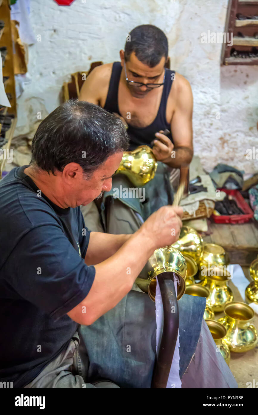 Uomo sconosciuto a lavorare come handcraftsman in officina in Fes, Marocco. Foto Stock