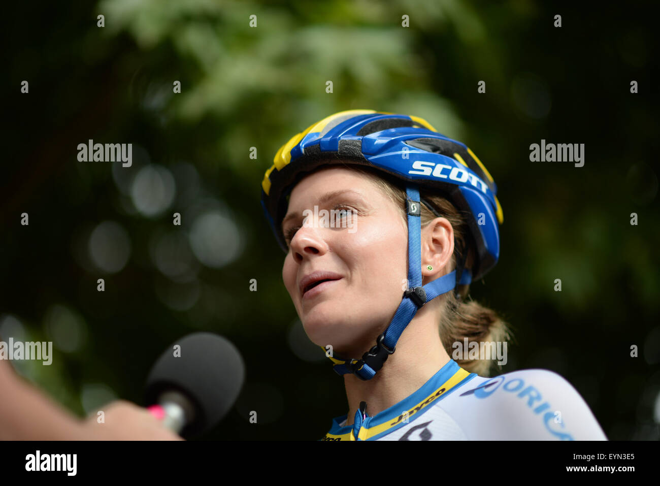 Londra, Regno Unito. 01 Ago, 2015. Emma Johansson (Orica AIS) viene intervistato prima di Prudential RideLondon Grand Prix al Mall, Londra, Regno Unito il 1 agosto 2015. Johansson è portatore di una telecamera per il suo moto che è stato utilizzato per la prima volta in tutto il mondo per la trasmissione live durante un evento di strada. Credito: Andrew Torba/Alamy Live News Foto Stock