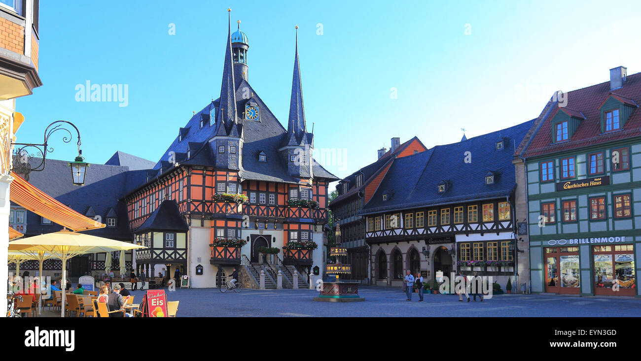 Una vista del historiocal townhouse a Wernigerode, Germania, adottata il 30 luglio 2015. Il pittoresco municipio fu ricostruita tra il 1492 al 1498 per la sua attuale forma esterna. La cittadina di Wernigerode, noto anche come "bunte Stadt im Harz' (lt: 'colorata città in resina' è noto per le sue numerose a struttura mista in legno e muratura edifici risalenti al Rinascimento al Barocco e classicismo epoche. Edifici da cinque secoli, vicoli e angoli idilliaci caratterizzano il volto della città che conserva ancora il suo fascino storico. Foto: Jens Wolf/dpa Foto Stock
