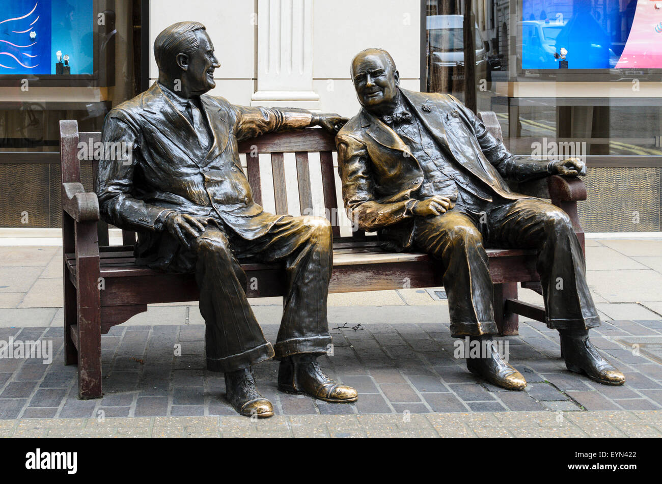 Una scultura chiamato alleati dotate di Winston Churchill e Franklin Roosevelt situato su Bond Street,London, England, Regno Unito Foto Stock