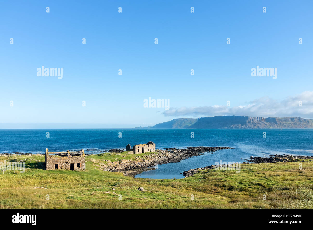 Rovine sulla costa dell'isola di Rathlin, Irlanda del Nord Foto Stock