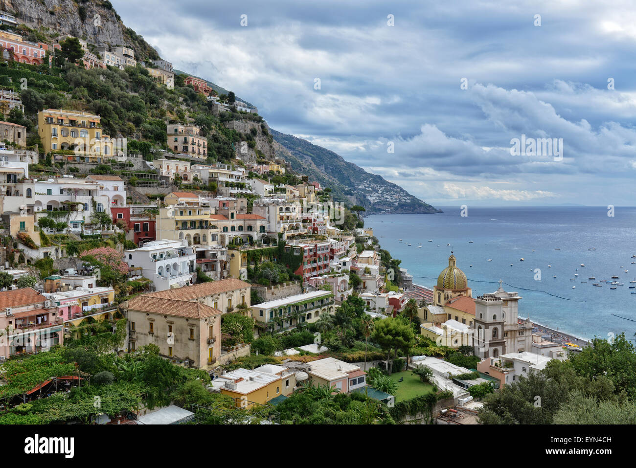 Positano è un indirizzo e città verticale della Costiera Amalfitana, bella vista sul mare e il mare, è un grande porto di visitatori provenienti da ovunque. Foto Stock