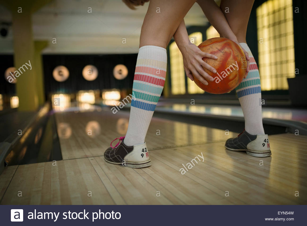 Giovane donna con il ginocchio-alte calze bowling Foto Stock