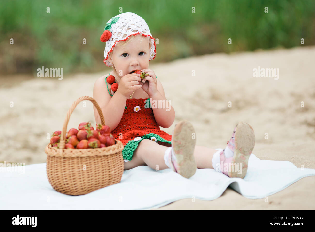 Bambina con cesto pieno di fragole Foto Stock
