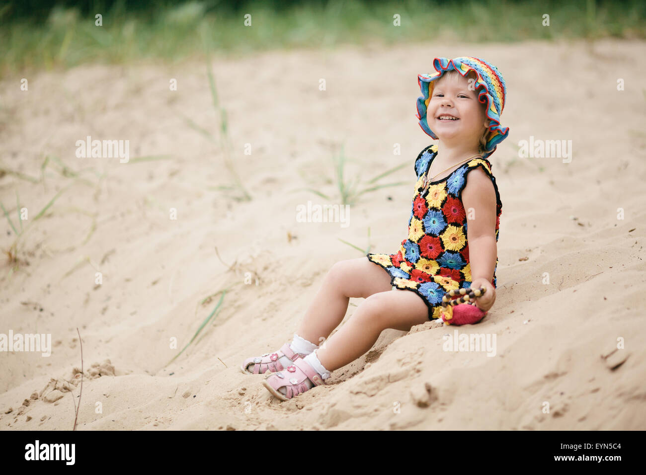 Bambina con luminosi abiti colorati Foto Stock