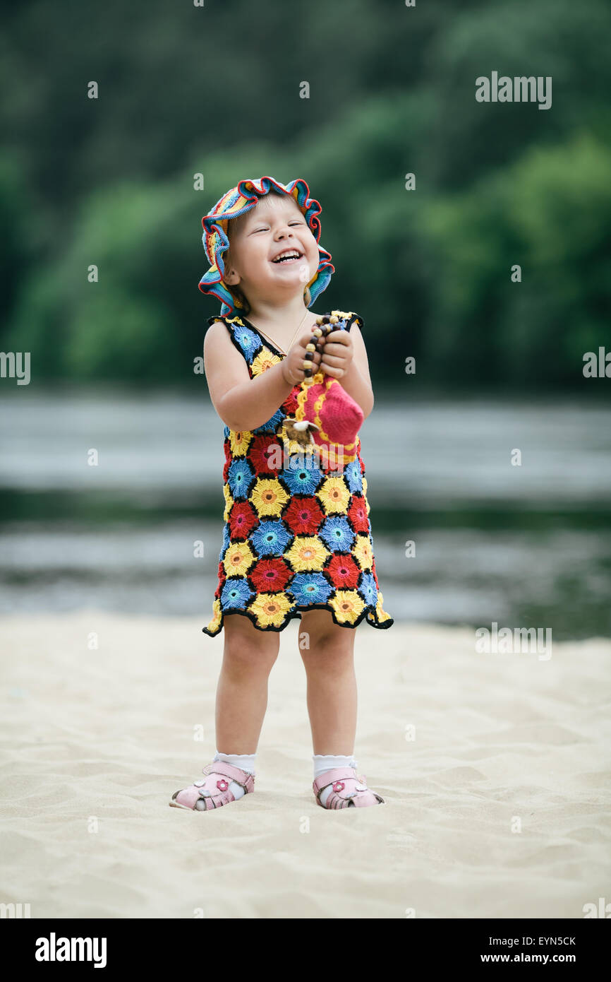 Bambina con luminosi abiti colorati Foto Stock