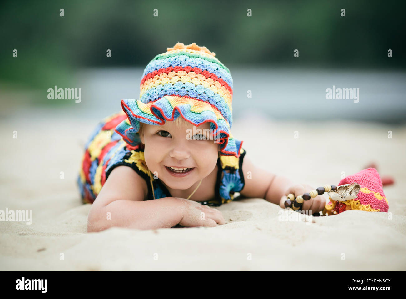 Bambina con luminosi abiti colorati Foto Stock