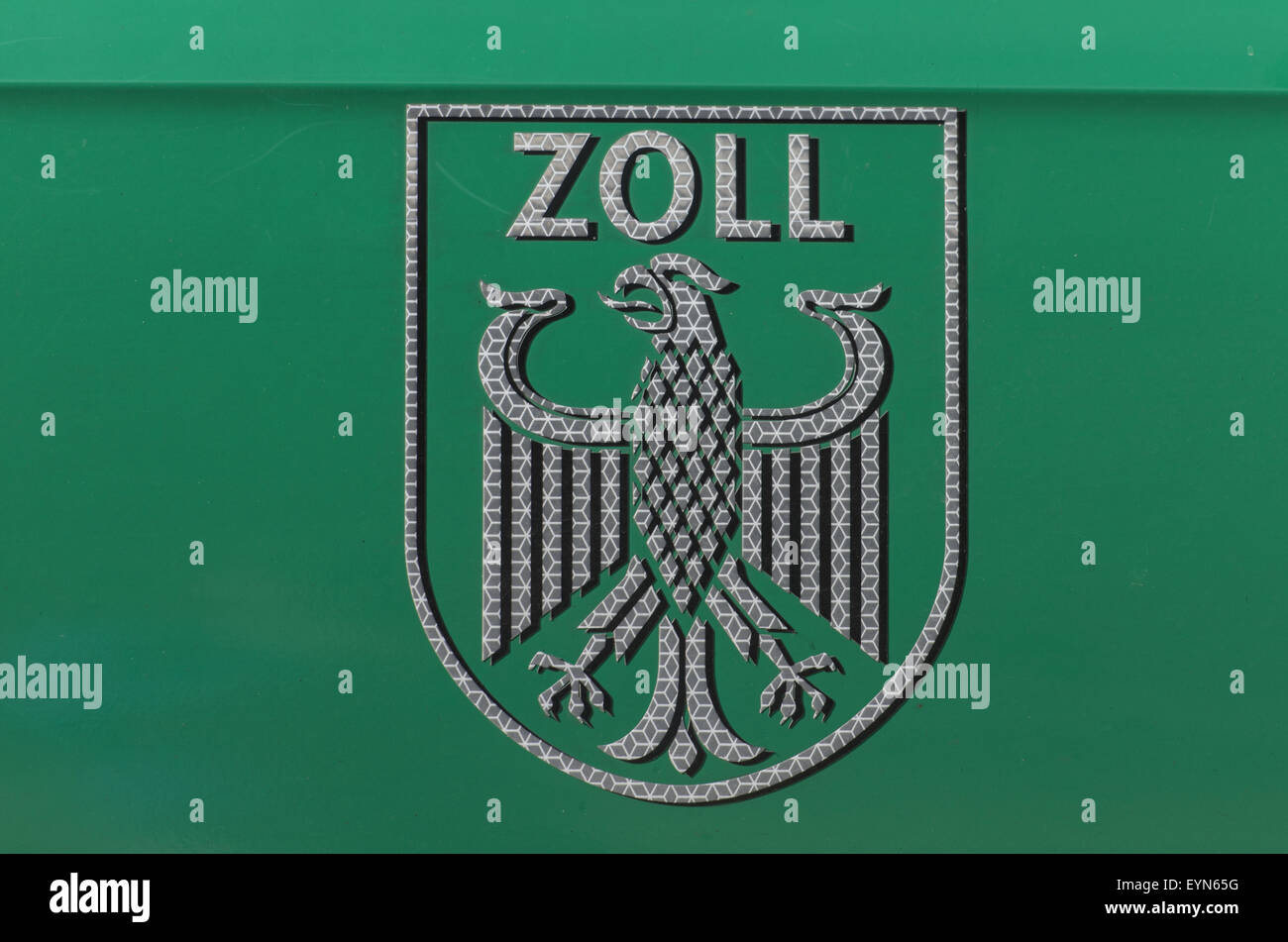 Freiburg, Germania. Il 20 luglio, 2015. Illustrazione - il 'ZOLL' logo della dogana tedesca funzionari sul lato di un veicolo in Freiburg, Germania, 20 luglio 2015. Foto: PATRICK SEEGER/DPA/Alamy Live News Foto Stock