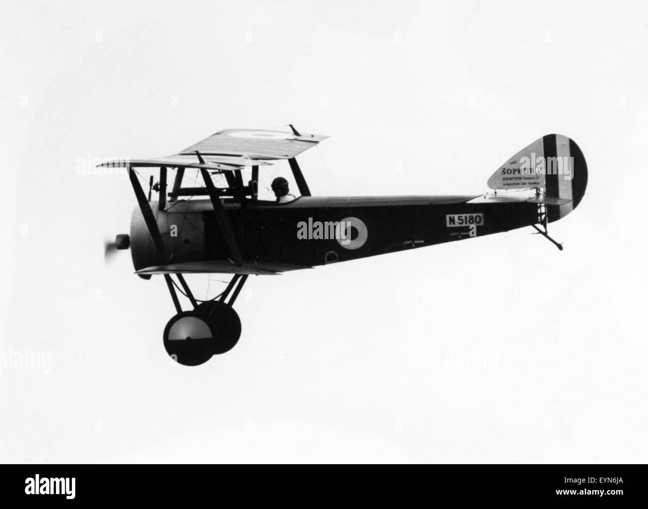 Shuttleworth 1972 Air Portraits Worcestershire UK, una mostra aerea d'epoca ritratto dalla Shuttleworth Collection a Worcestershire, Regno Unito, che cattura aerei in volo durante l'evento 1972. L'immagine presenta velivoli classici del periodo in un ambiente panoramico e suggestivo. Foto Stock