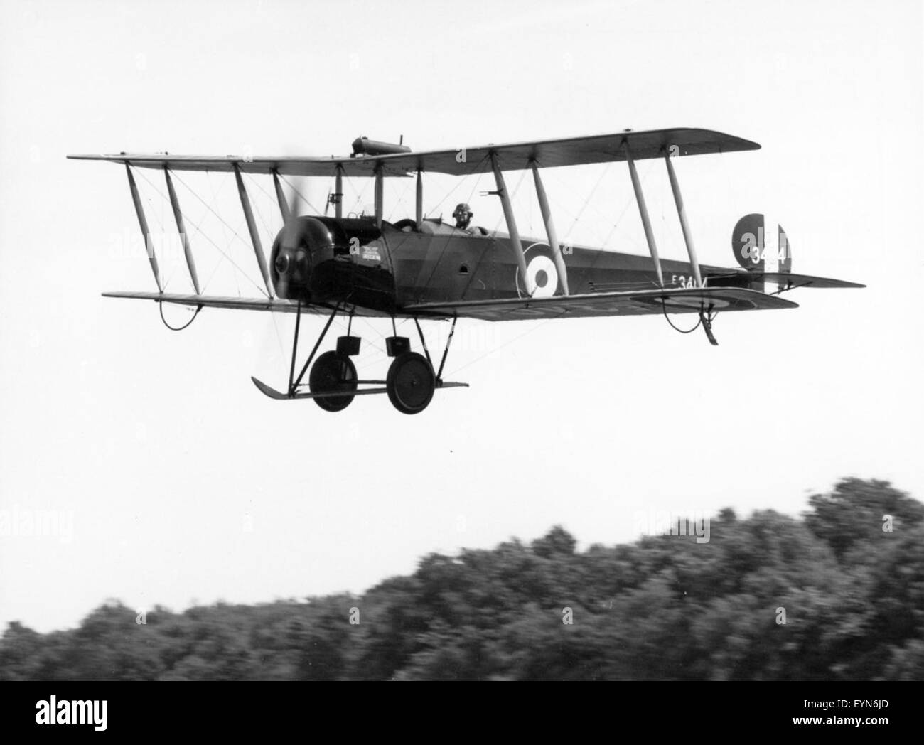 Questa immagine cattura gli aerei della Shuttleworth Collection durante l'evento Air Portraits 1972 a Worcestershire, Regno Unito. La collezione è nota per la conservazione di aerei storici e per la loro esposizione in varie mostre aeree. Foto Stock