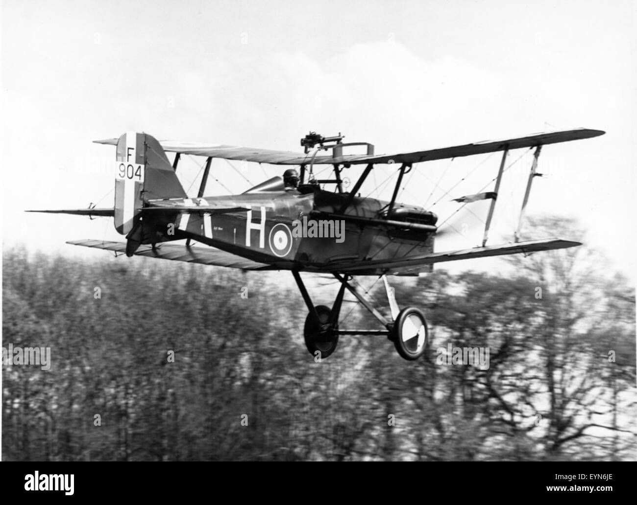 Un ritratto in aria dalla Shuttleworth Collection, con aerei d'epoca della mostra aerea del 1972 a Worcestershire, Regno Unito. La collezione è nota per la conservazione di aerei storici, che offrono uno scorcio raro sulla storia dell'aviazione. Foto Stock