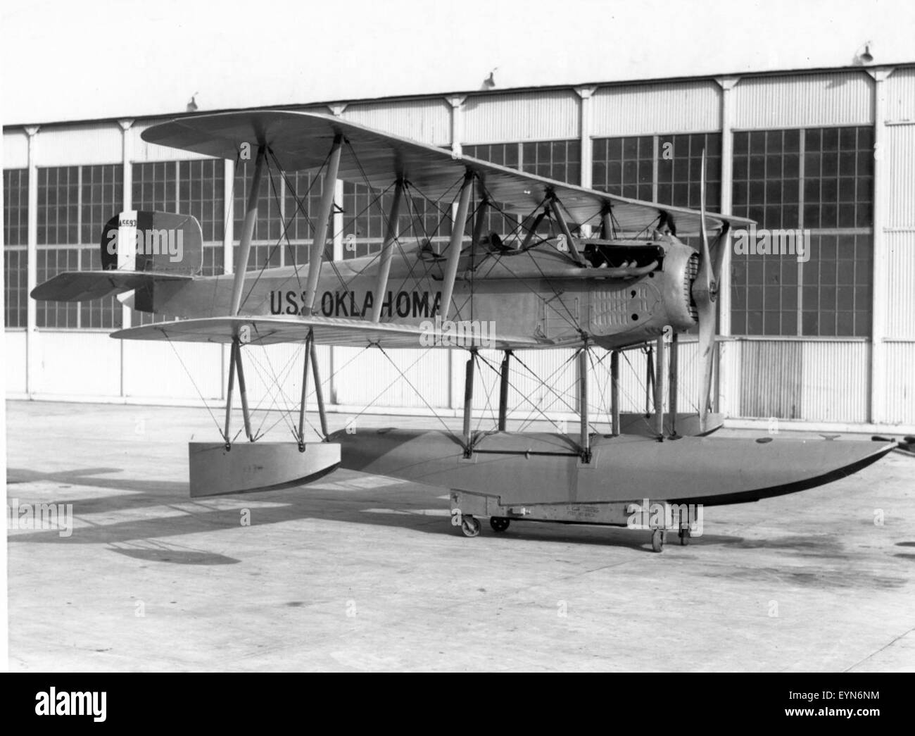 Una fotografia storica del Vought VE-7, un biplano utilizzato dalla US Navy negli anni '1920, che mostra il suo design e il suo servizio come un aereo da ricognizione basato su portaerei. Foto Stock