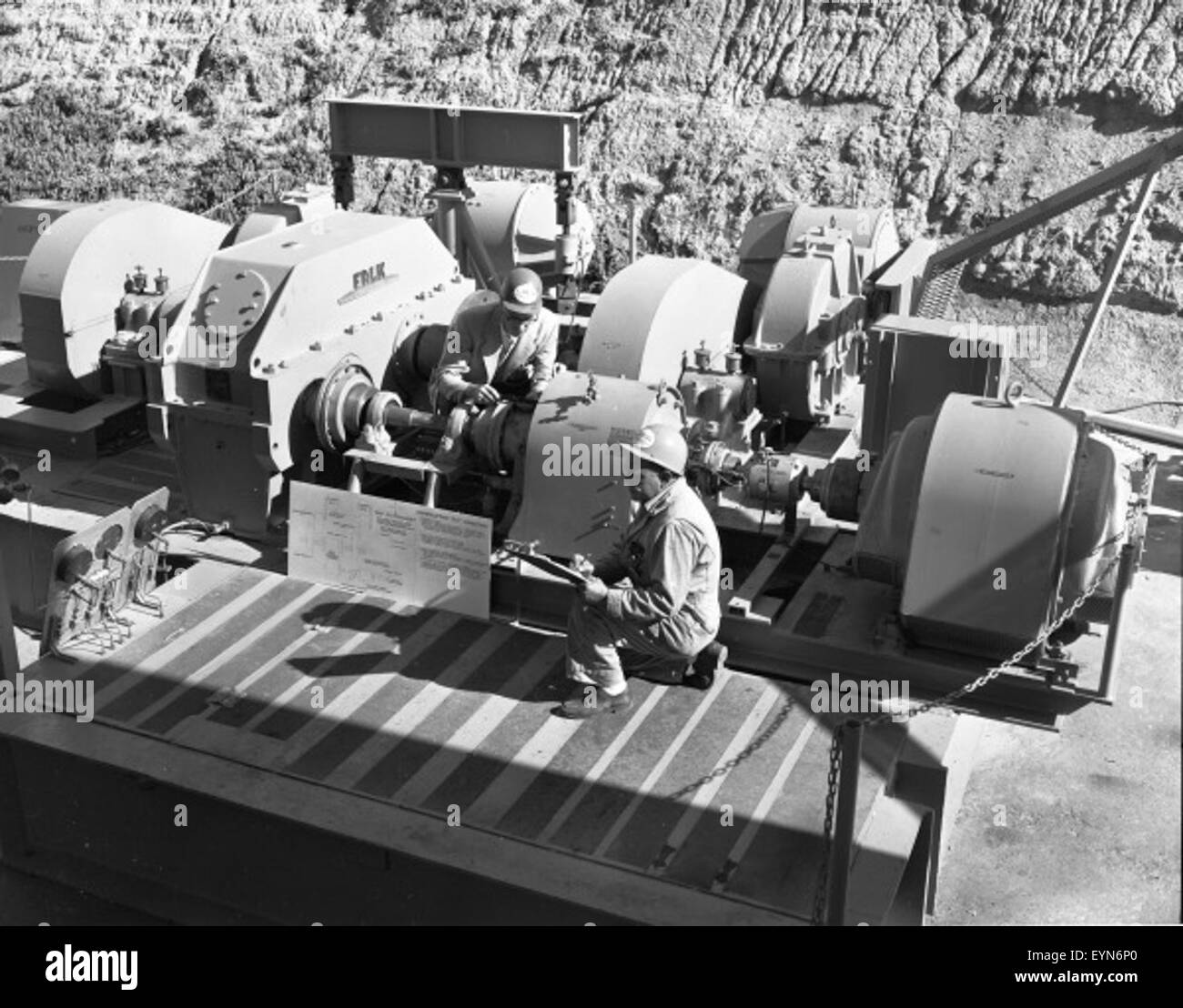 Grumman Avenger TBM-3C, un siluro bombardiere dell'era della seconda guerra mondiale, catturato in una fotografia d'epoca. L'aeromobile presenta un caratteristico motore radiale e ali pieghevoli, progettati per le operazioni di trasporto. Fu ampiamente usato negli scontri navali durante la guerra. Foto Stock