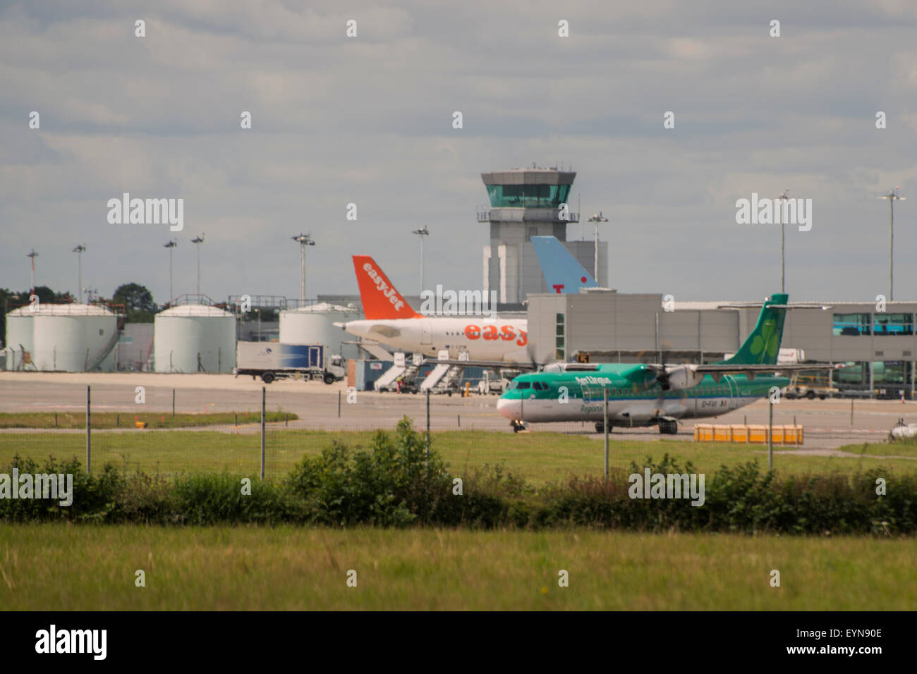 Aer Lingus ATR 42/72 rullaggio per la pista di decollo. L'Aeroporto Internazionale di Bristol. Foto Stock