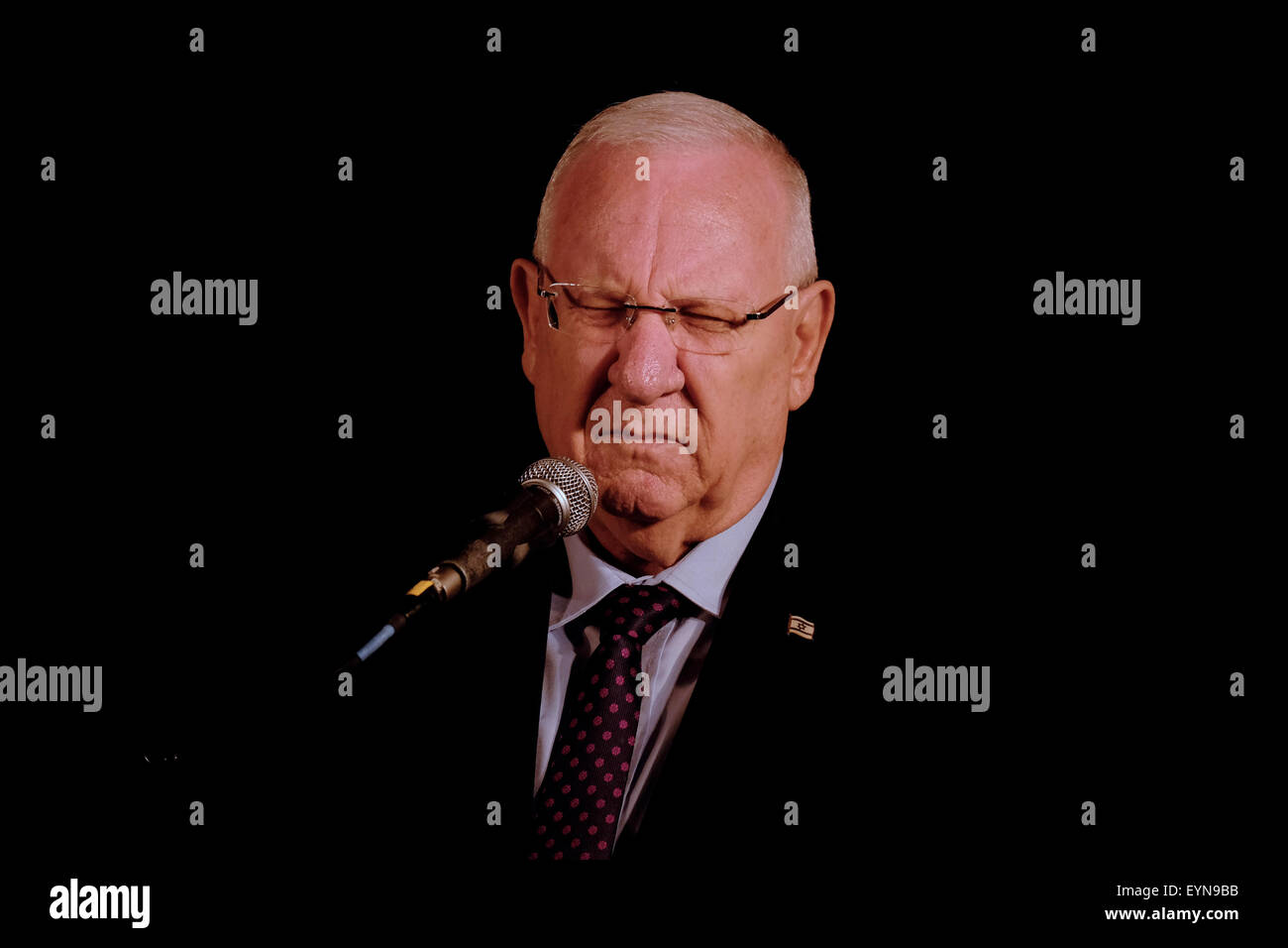 il presidente israeliano Reuven Rivlin ha parlato in un rally commemorativo in Piazza Sion nel centro di Gerusalemme per protestare contro l'attentato alla parata gay Pride di Gerusalemme da parte di un uomo ebraico ultra ortodosso 01 agosto 2015. I raduni si sono avuti nelle principali città israeliane il sabato sera. Foto Stock