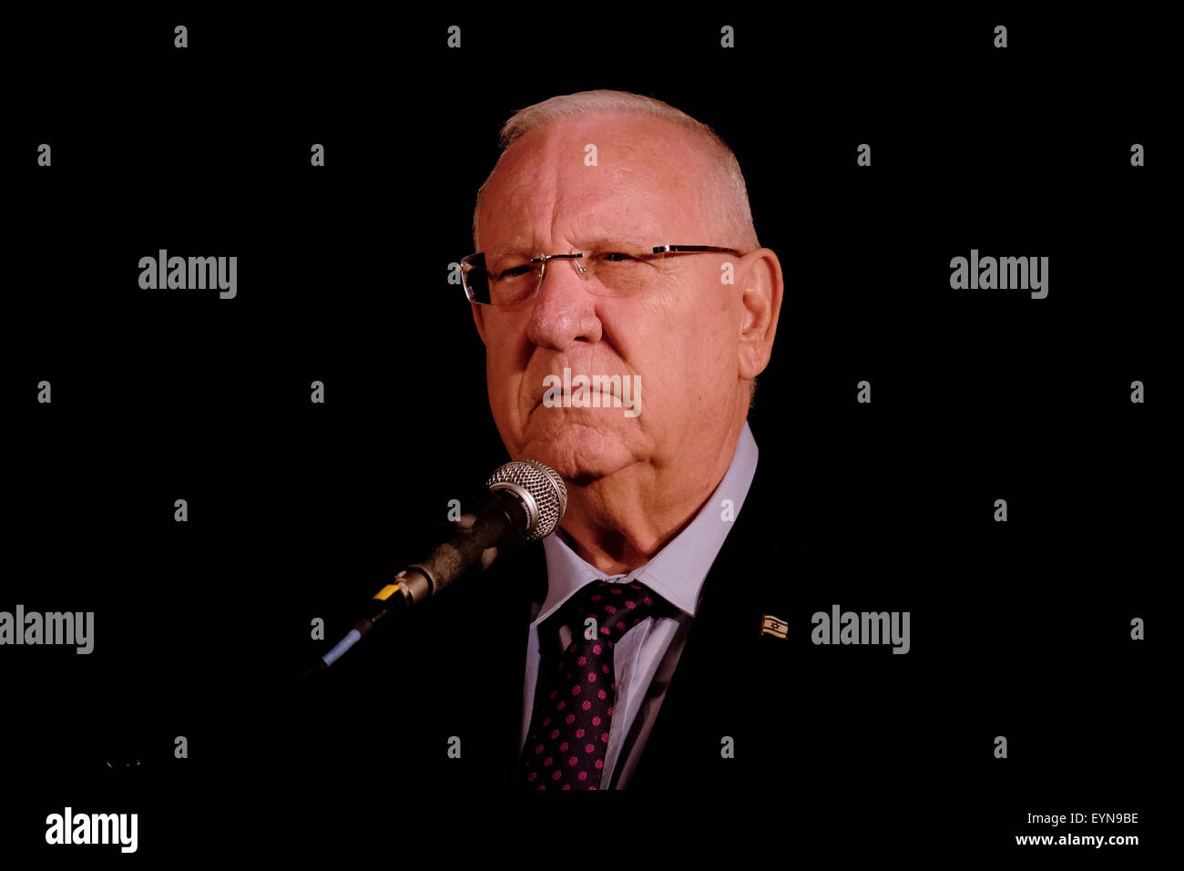 il presidente israeliano Reuven Rivlin ha parlato in un rally commemorativo in Piazza Sion nel centro di Gerusalemme per protestare contro l'attentato alla parata gay Pride di Gerusalemme da parte di un uomo ebraico ultra ortodosso 01 agosto 2015. I raduni si sono avuti nelle principali città israeliane il sabato sera. Foto Stock