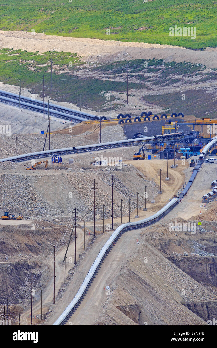 I sistemi a nastro trasportatore per la movimentazione di materiale di roccia, Highland Valley miniera di rame, Logan Lago, British Columbia Foto Stock