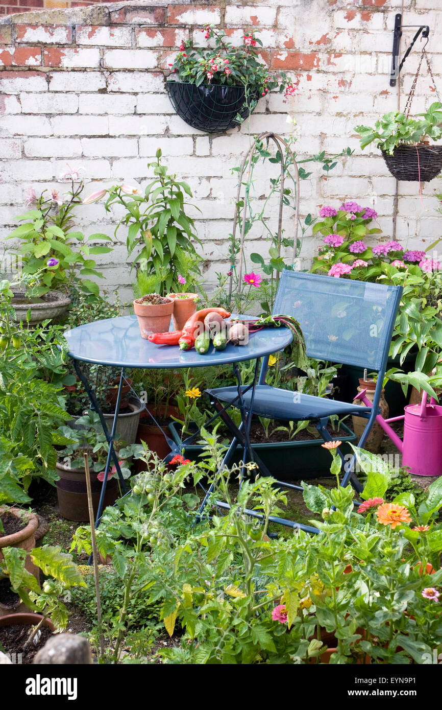 Guardando attraverso il cancello del giardino in una piccola città giardino. Foto Stock