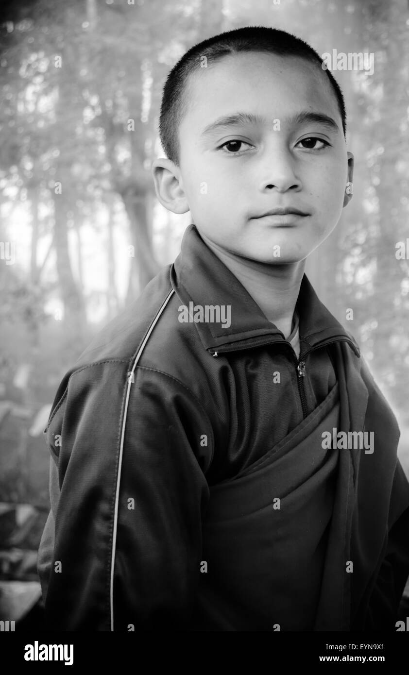 Ritratto di un giovane buddista lama, monaco con spazio di copia Foto Stock