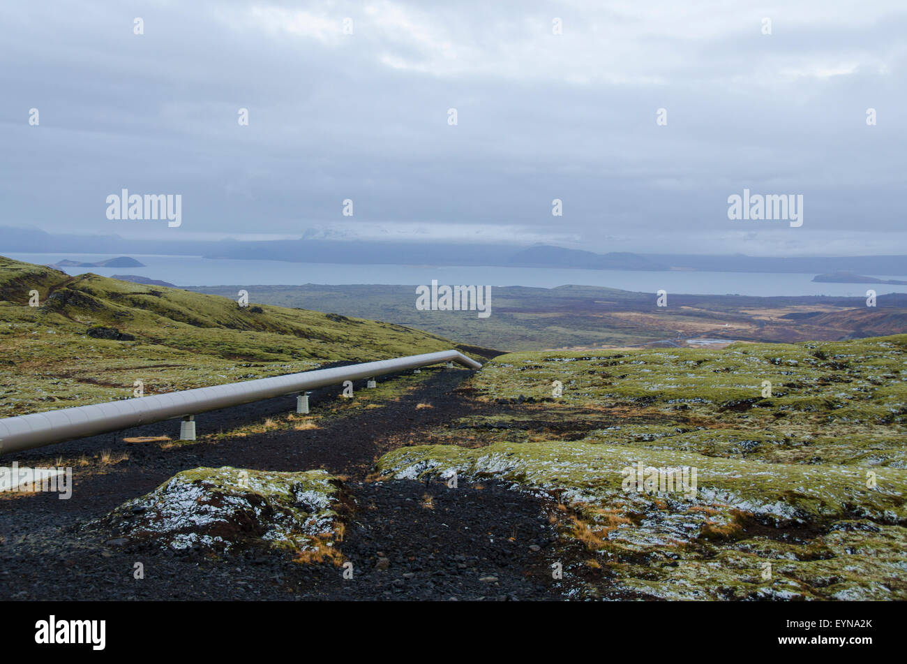 Acqua geotermica pipeline in marcia verso il lago Thingvallavatn, Islanda Foto Stock