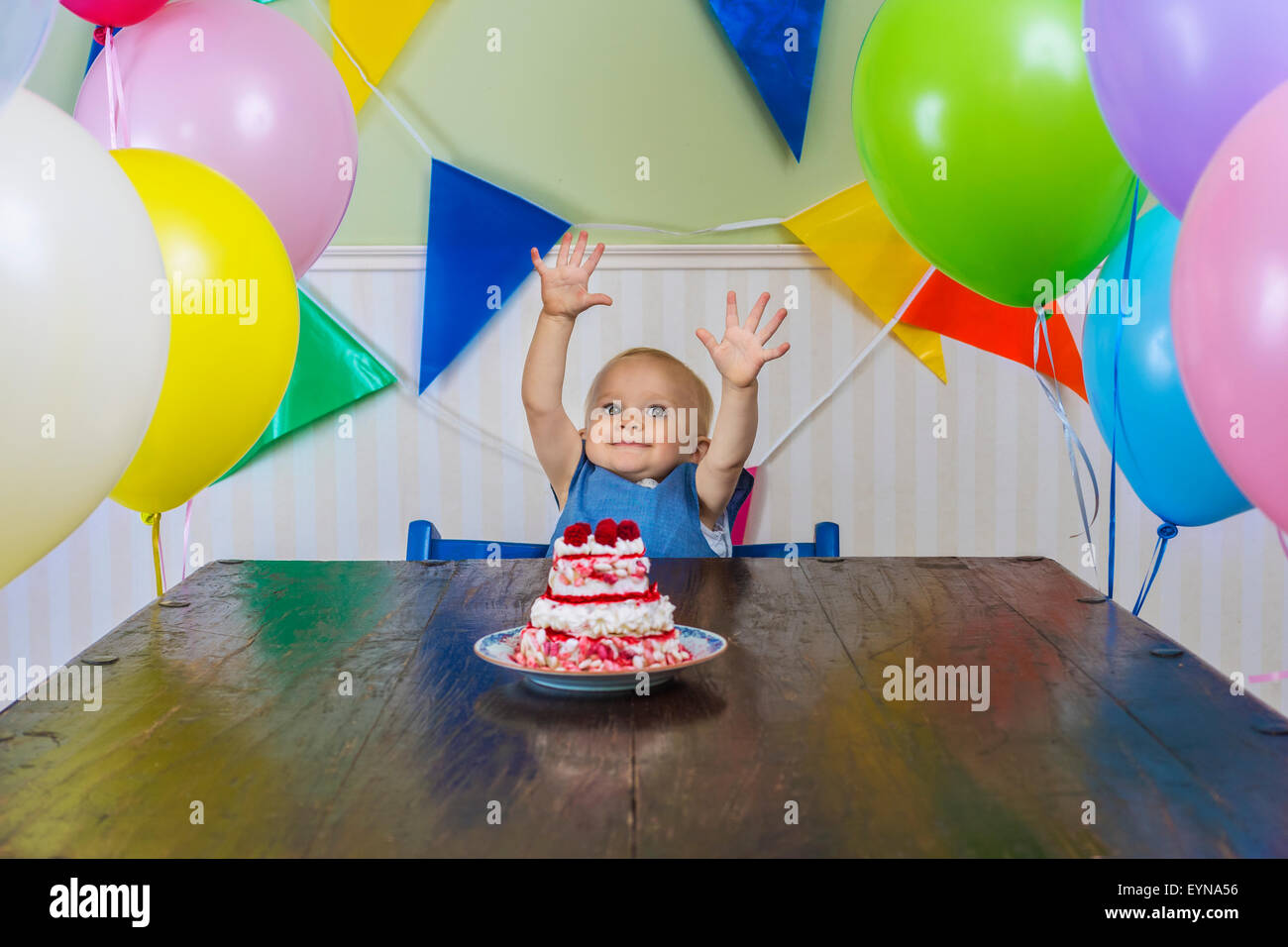 Happy Baby girl avente torta per il suo primo compleanno Foto Stock