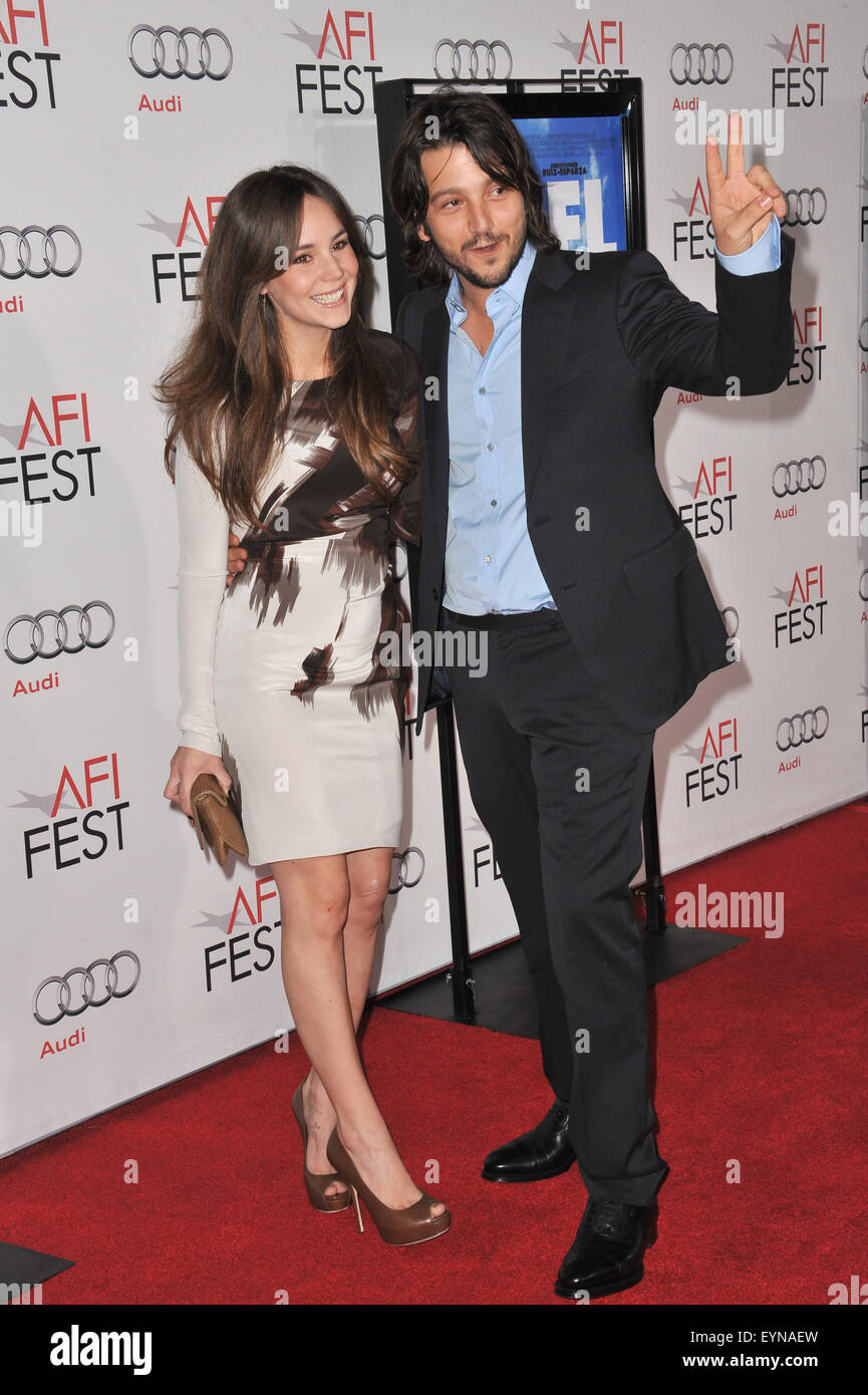 LOS ANGELES, CA - 7 Novembre 2010: Diego Luna & Camila Sodi all'AFI Fest premiere del suo film 'Abel' a Grauman's Chinese Theater di Hollywood. Foto Stock