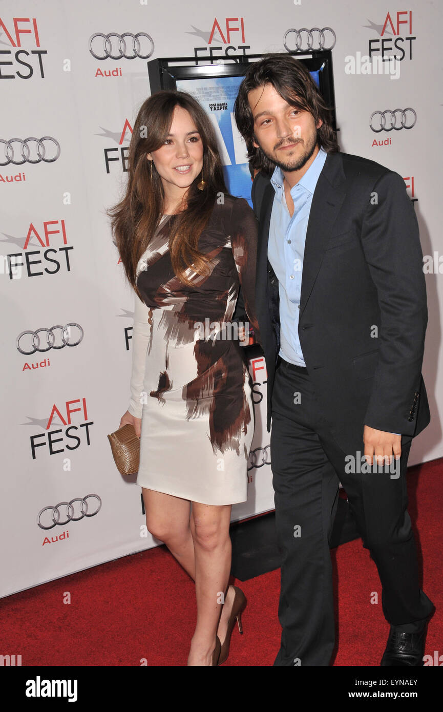 LOS ANGELES, CA - 7 Novembre 2010: Diego Luna & Camila Sodi all'AFI Fest premiere del suo film 'Abel' a Grauman's Chinese Theater di Hollywood. Foto Stock