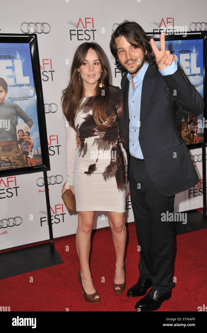 LOS ANGELES, CA - 7 Novembre 2010: Diego Luna & Camila Sodi all'AFI Fest premiere del suo film 'Abel' a Grauman's Chinese Theater di Hollywood. Foto Stock
