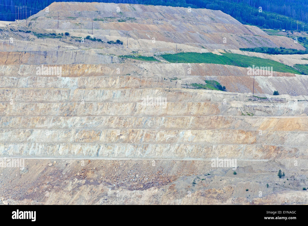 Versanti terrazzati della miniera a cielo aperto, Highland Valley miniera di rame, Logan Lago, British Columbia Foto Stock