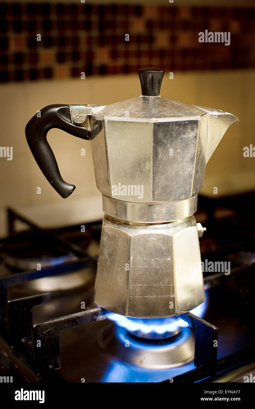 La moka POT del caffè sul fornello per caffè italiano Foto stock - Alamy