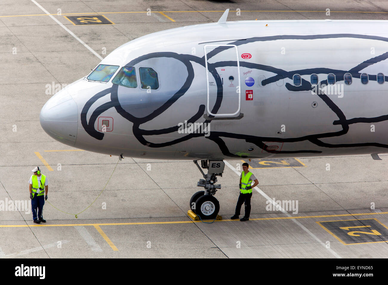 Airbus A321 nose Niki Airlines sulla pista Blue Danube Airport Linz Austria Foto Stock