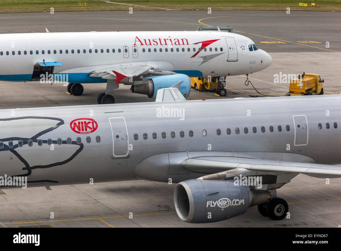 Airbus A321 Niki e Airbus A320 Austrian su Tamrac, Aeroporto Blue Danube di Linz Foto Stock