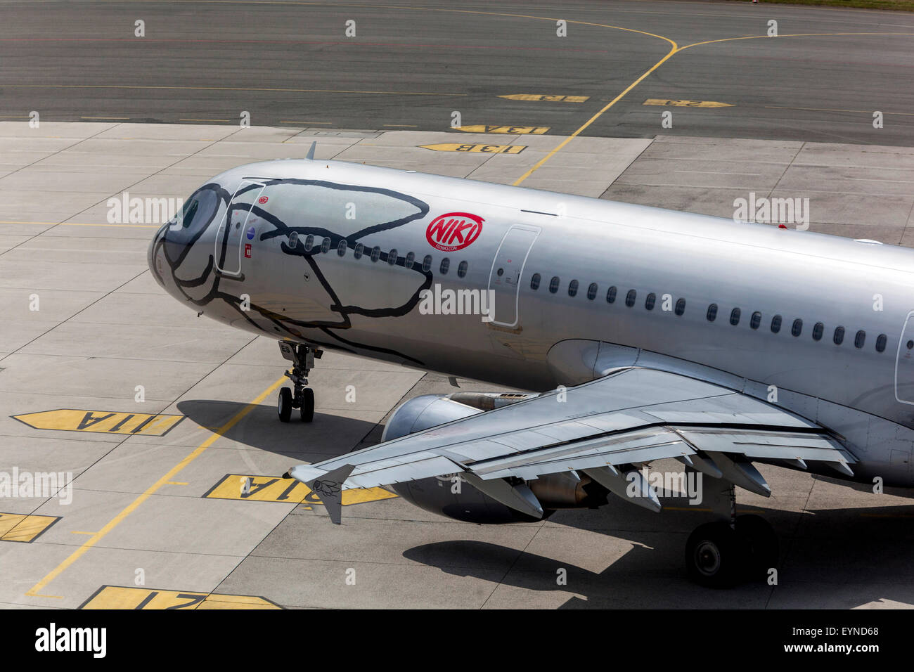 Airbus A321 Niki sulla pista Danubio Blu aeroporto di Linz in Austria Foto Stock