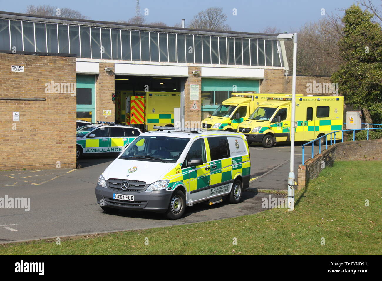 Una foto di sole della costa del Sud Est della stazione di ambulanza in Hastings con personale paramedico e veicoli di ambulanza in vista Foto Stock