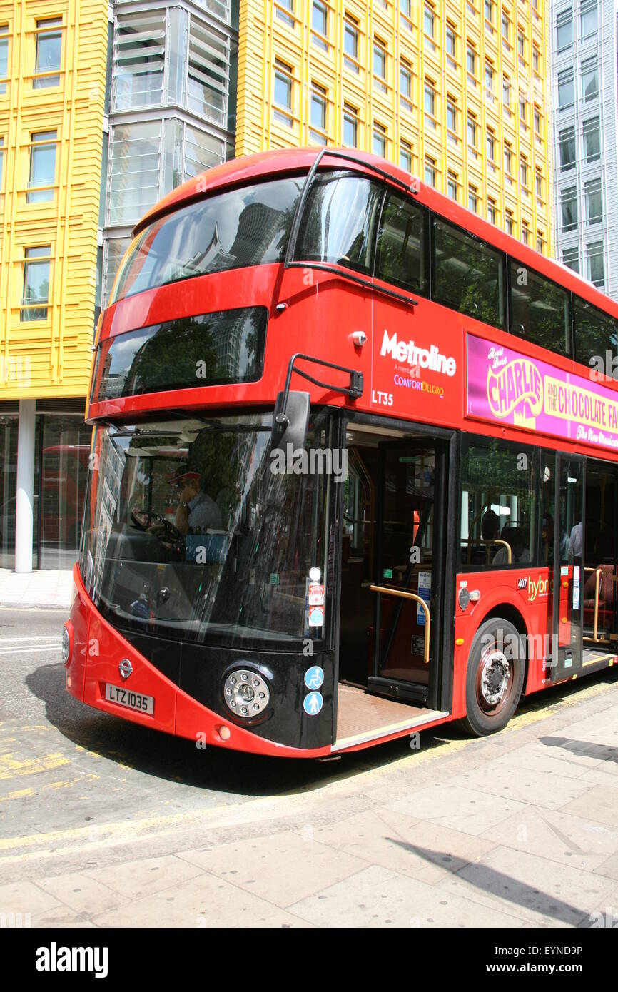 Un ritratto dimensioni foto di un METROLINE Londra nuovi autobus Routemaster Foto Stock