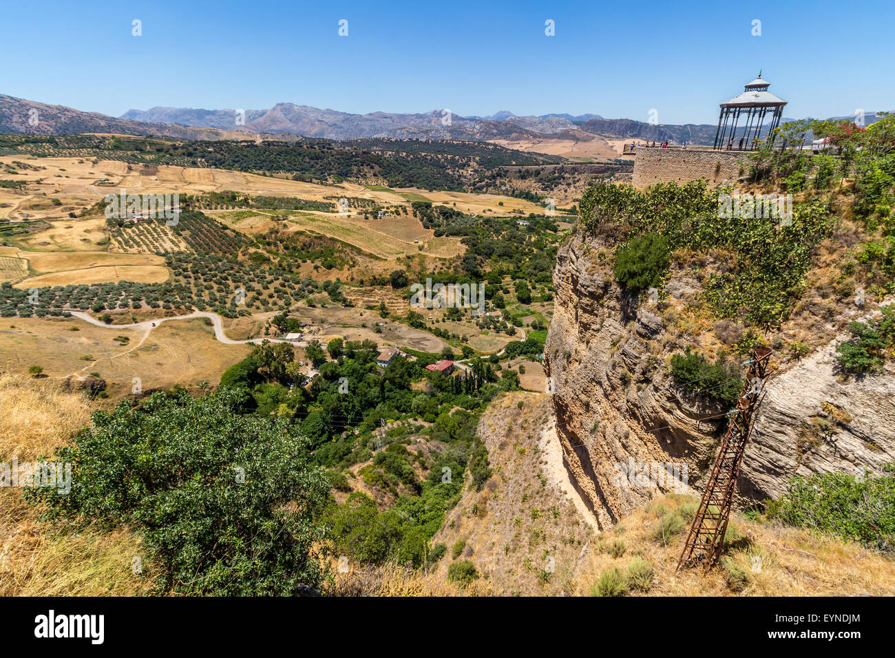 Andalusia paesaggio, strada di campagna e rock in Ronda, Spagna Foto Stock