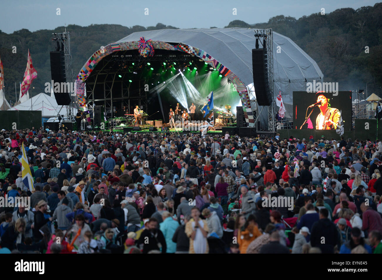 Livello 42 con il cantante Mark King sul palco a Camp Bestival, Lulworth Castle, Dorset, Regno Unito. Foto Stock