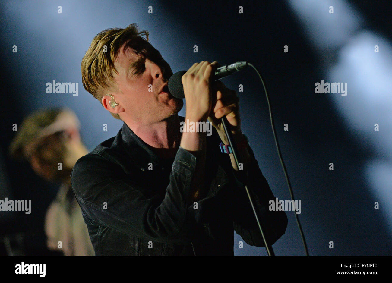 Rock band Kaiser Chiefs, cantante Ricky Wilson, sul palco a Camp Bestival, Lulworth Castle, Dorset, Regno Unito. Foto Stock