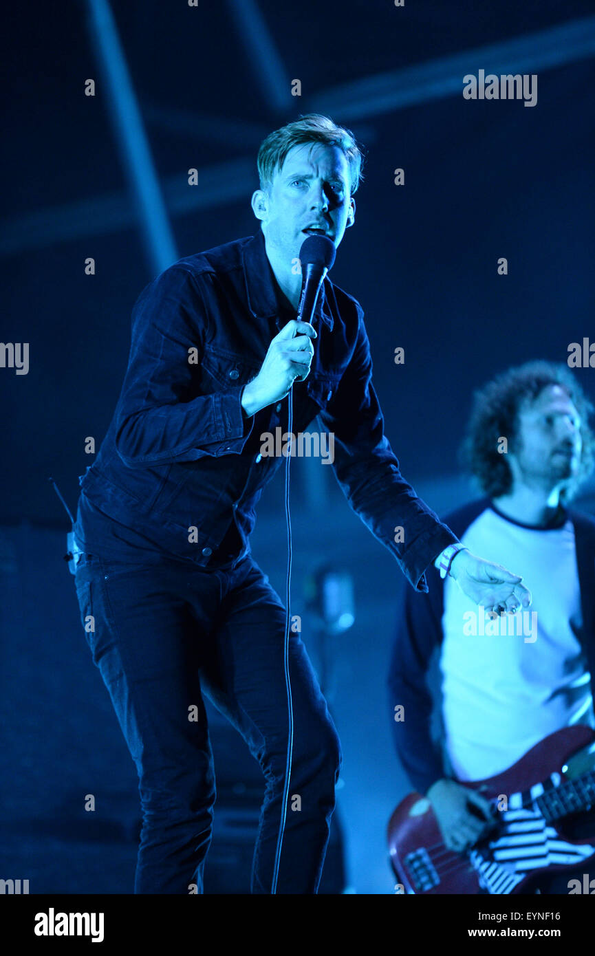 Rock band Kaiser Chiefs, cantante Ricky Wilson, sul palco a Camp Bestival, Lulworth Castle, Dorset, Regno Unito. Foto Stock