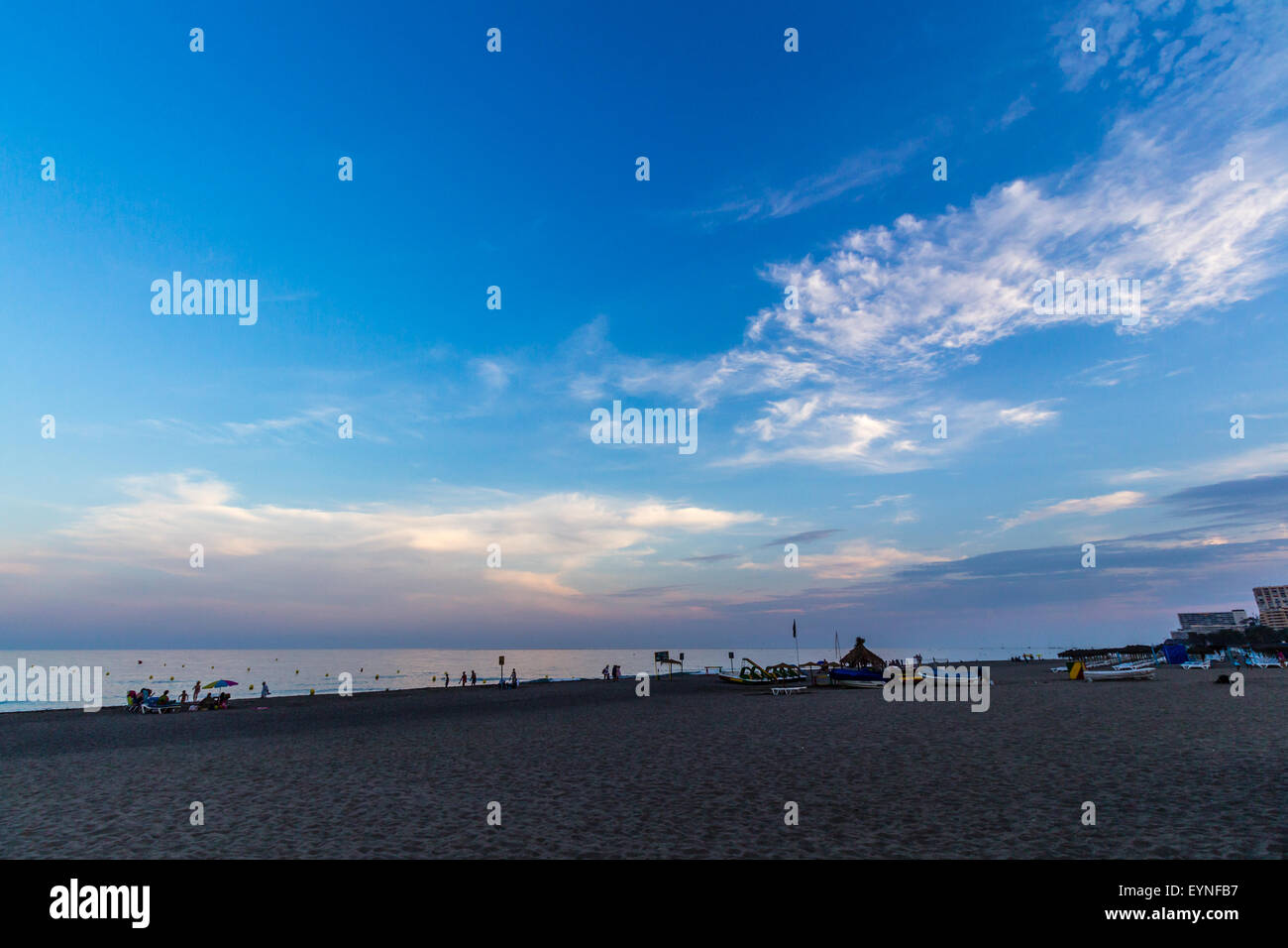 Bellissimo cielo sopra la spiaggia di Torremolinos, Spagna Foto Stock