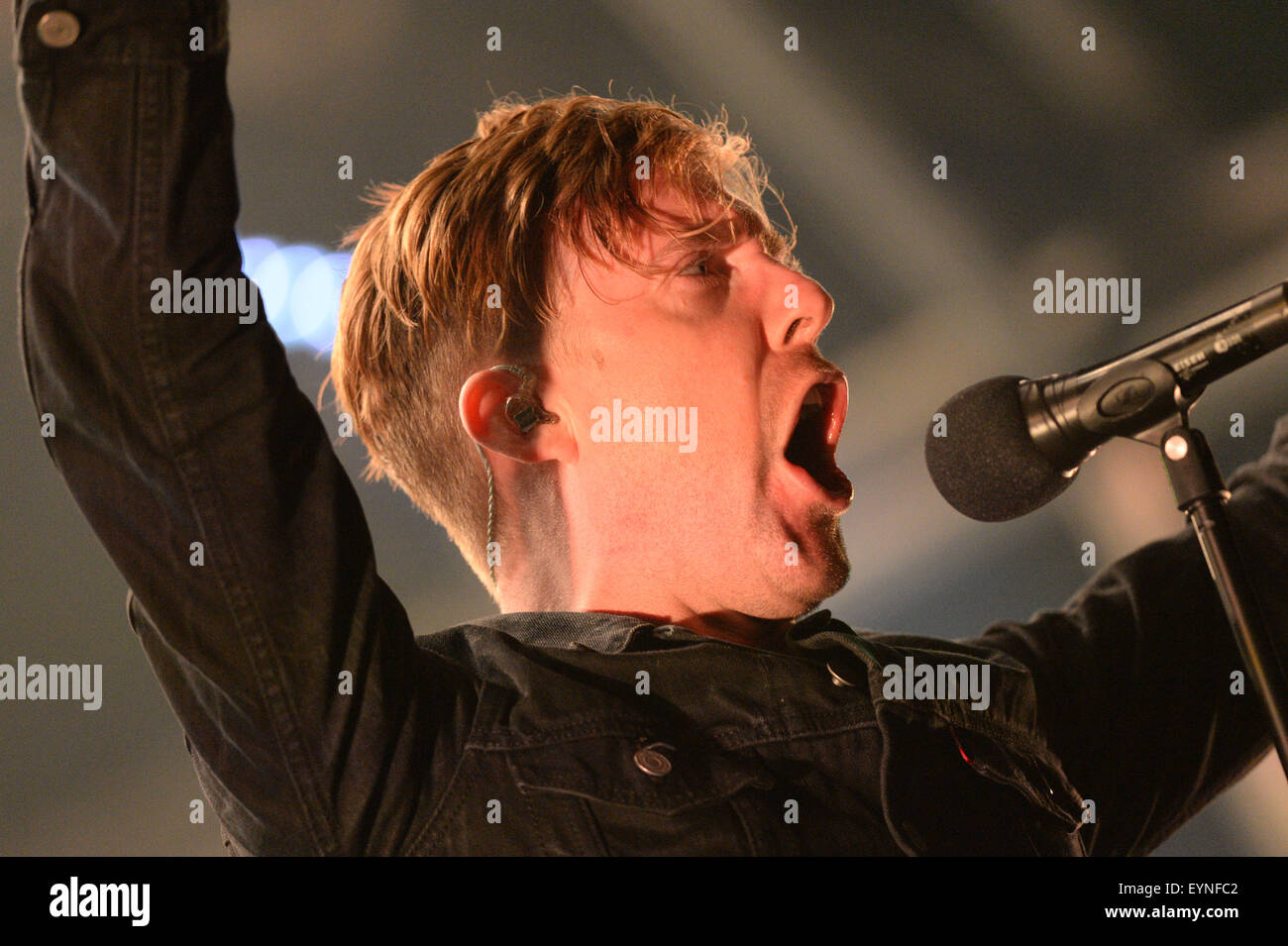 Rock band Kaiser Chiefs, cantante Ricky Wilson, sul palco a Camp Bestival, Lulworth Castle, Dorset, Regno Unito. Foto Stock