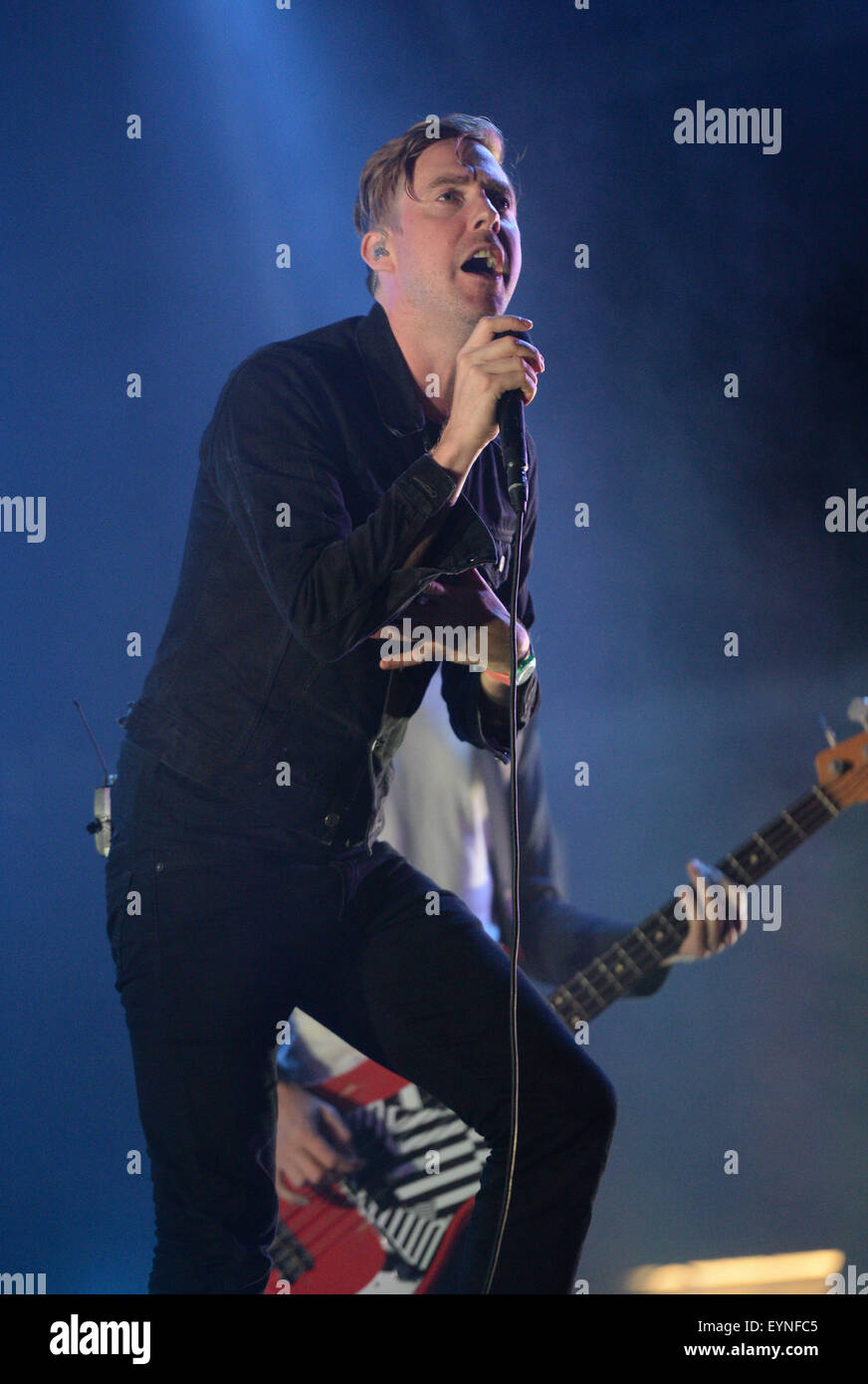Rock band Kaiser Chiefs, cantante Ricky Wilson, sul palco a Camp Bestival, Lulworth Castle, Dorset, Regno Unito. Foto Stock