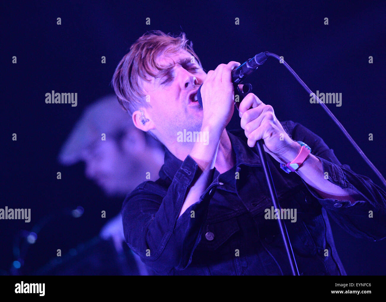 Rock band Kaiser Chiefs, cantante Ricky Wilson, sul palco a Camp Bestival, Lulworth Castle, Dorset, Regno Unito. Foto Stock