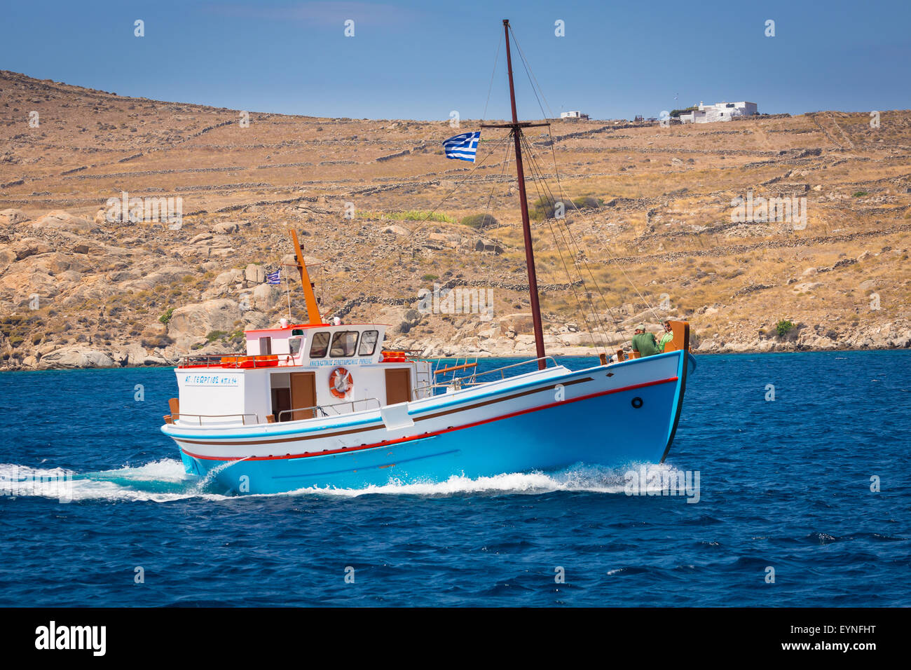 Barca greca nel Mar Egeo nei pressi dell'isola di Delos Foto Stock