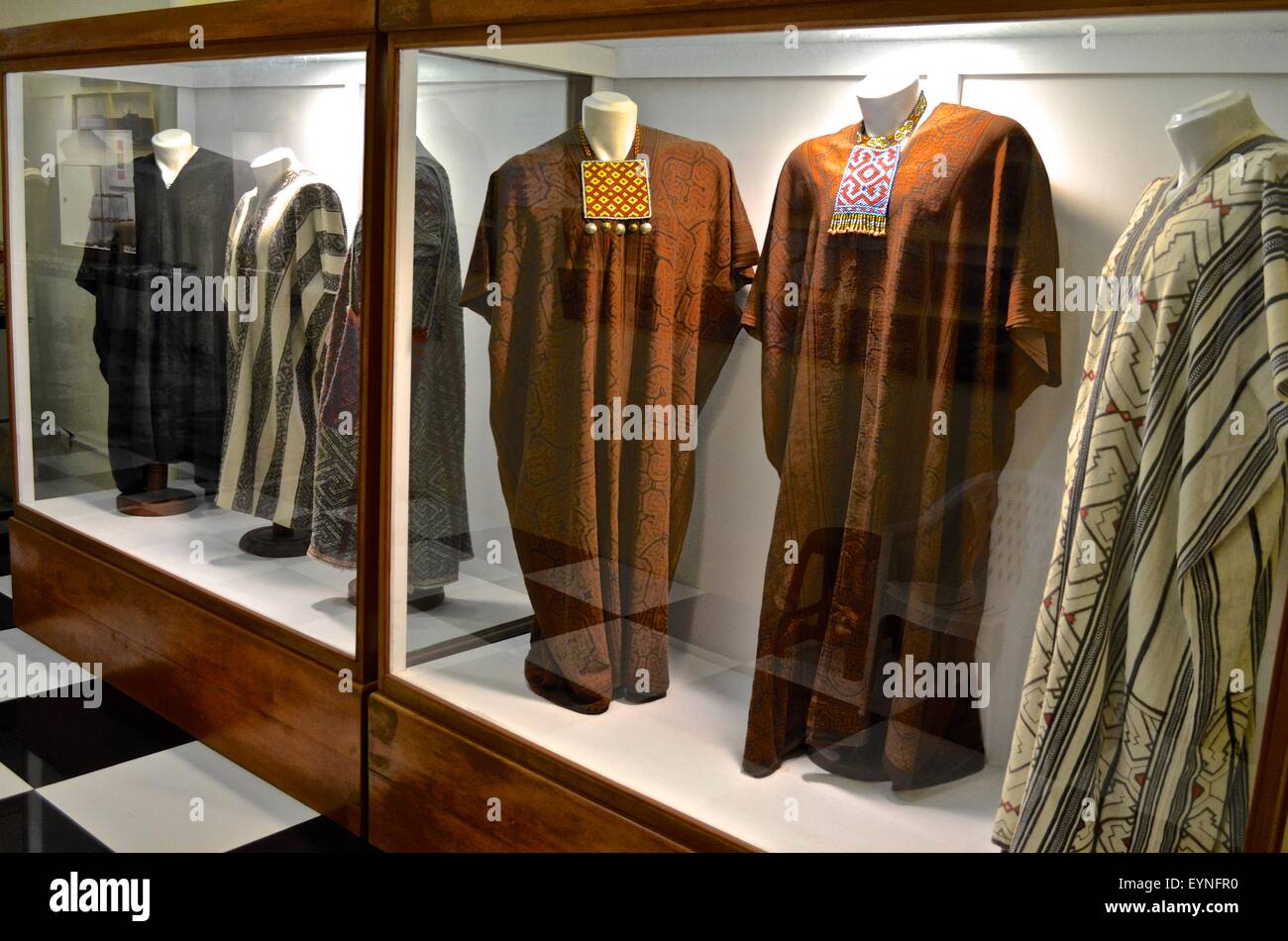 Tribale tradizionale articoli sul display in "Amazzonica culture indigene Museum' a Iquitos, Perù. Foto Stock