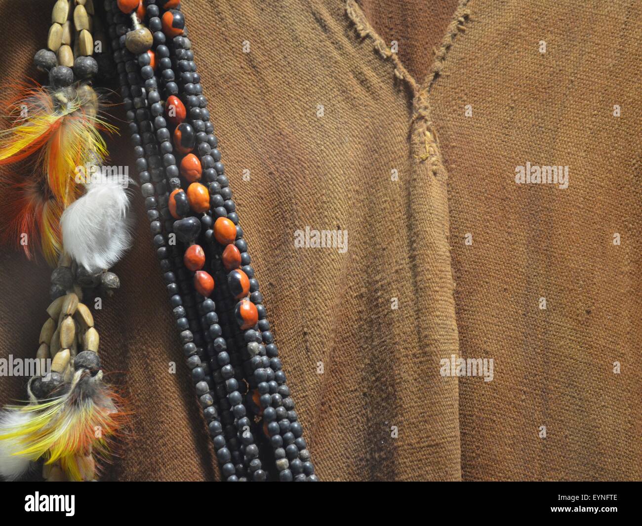 Tribale tradizionale articoli sul display in "Amazzonica culture indigene Museum' a Iquitos, Perù. Foto Stock