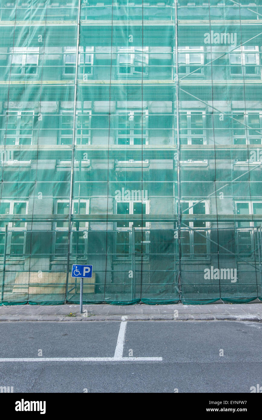 Portatori di handicap Parcheggio auto di fronte all edificio in costruzione Foto Stock