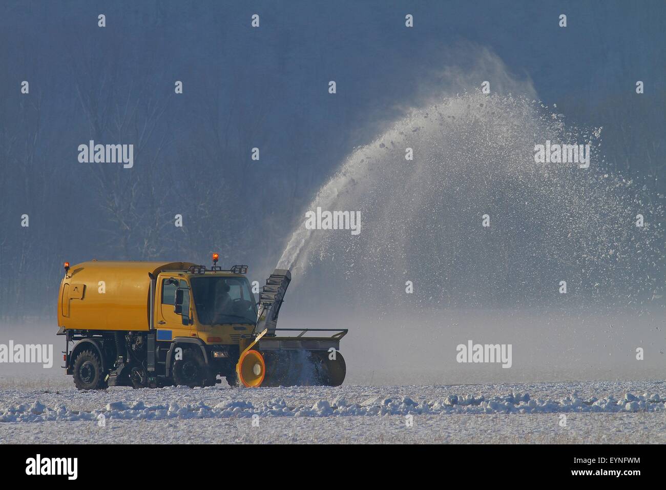 Spartineve la rimozione di neve in un aeroporto in inverno Foto Stock