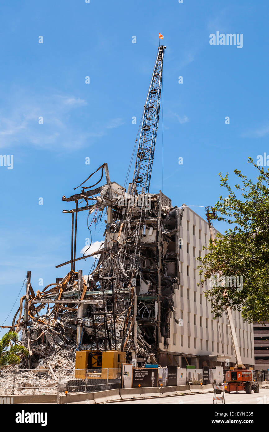 Costruzione di distruzione con gru e Wrecking Ball. Piattaforma sopraelevata con manichetta per la spruzzatura di acqua. San Pietroburgo, Florida. Foto Stock